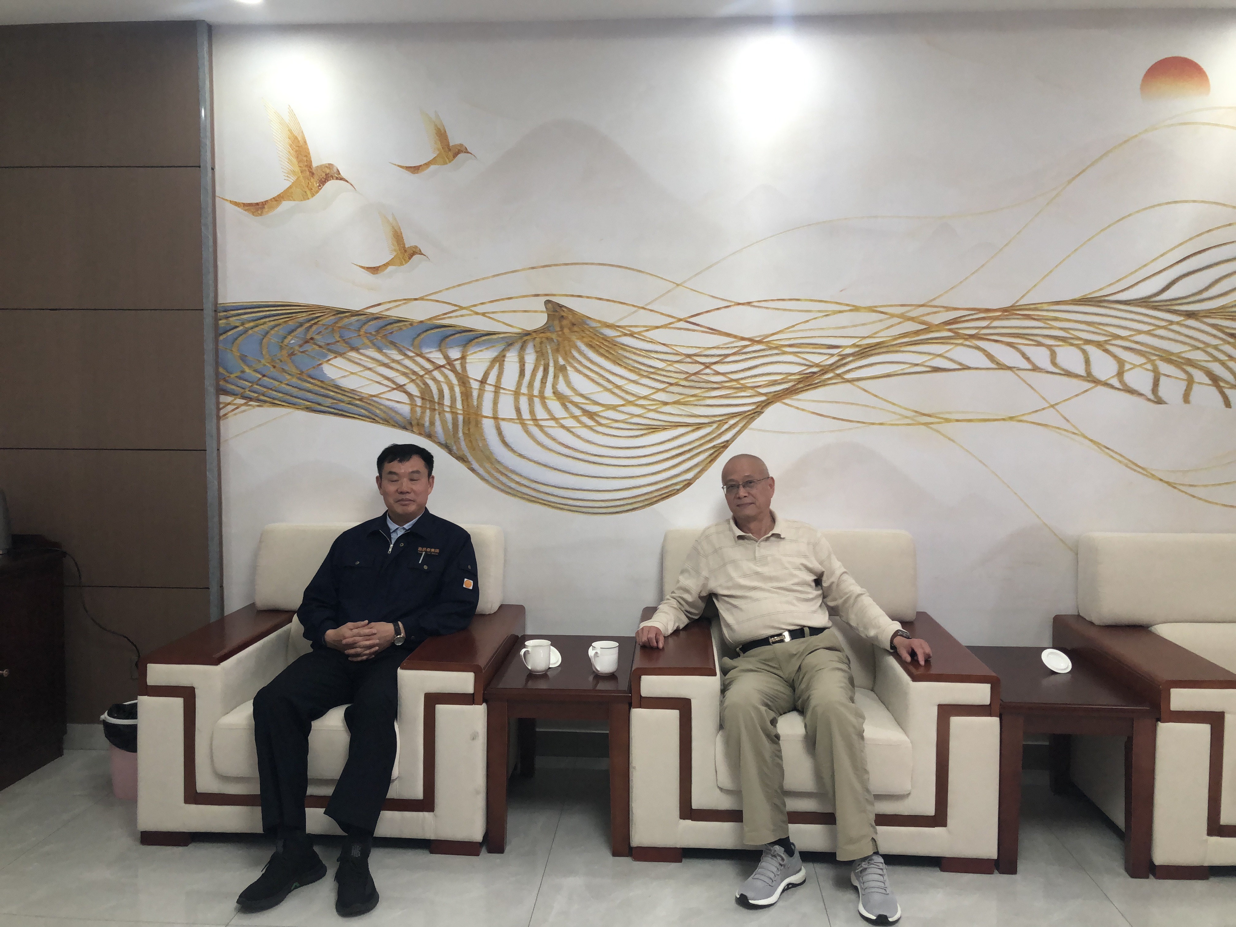 沈君董事長(zhǎng)和李秘書長(zhǎng)在交流